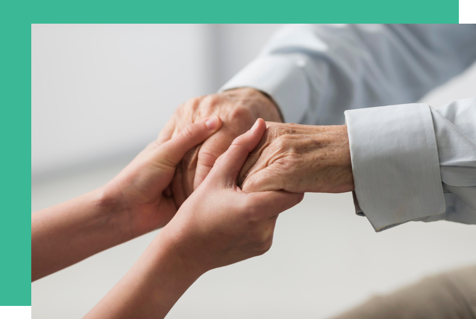 photo de personne se tenant la main